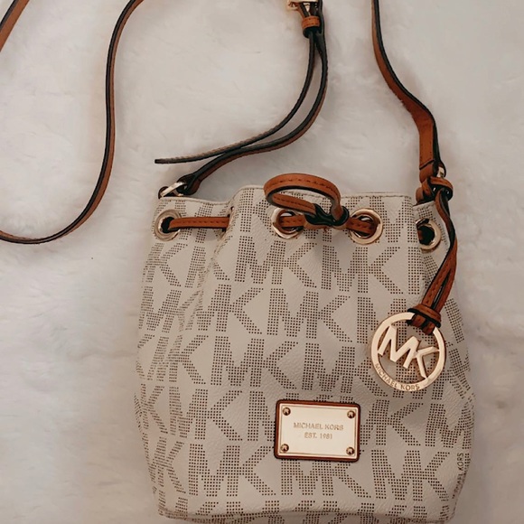 Michael Kors Handbags - 🔥🔥 Michael Kors Small Crossbody Bag